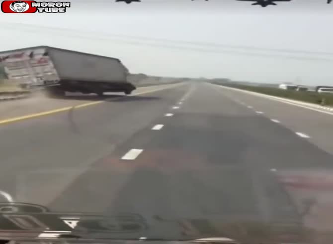 Video :A fortunate truck driver just escapes a collision